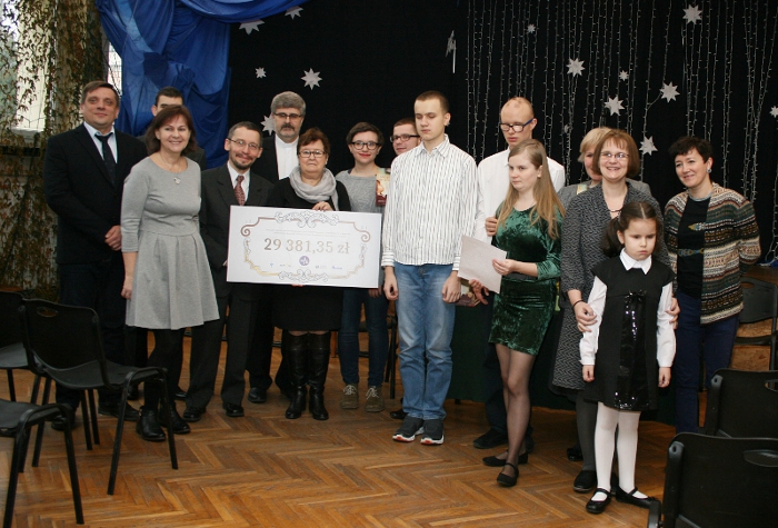 Fotografia: Dyrekcja Wydawnictwa WAM, Zarząd Stowarzyszenia Nadzieja oraz Pani Dyrektor, uczniowie i pracownicy Ośrodka